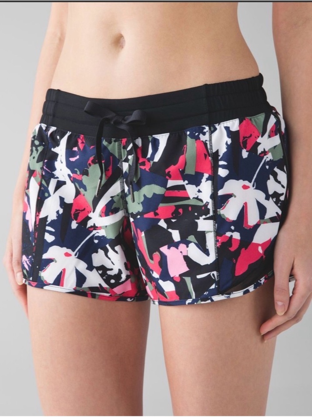 Lululemon Hotty Hot Short 
Pop Cut Boom Juice Multi / Black